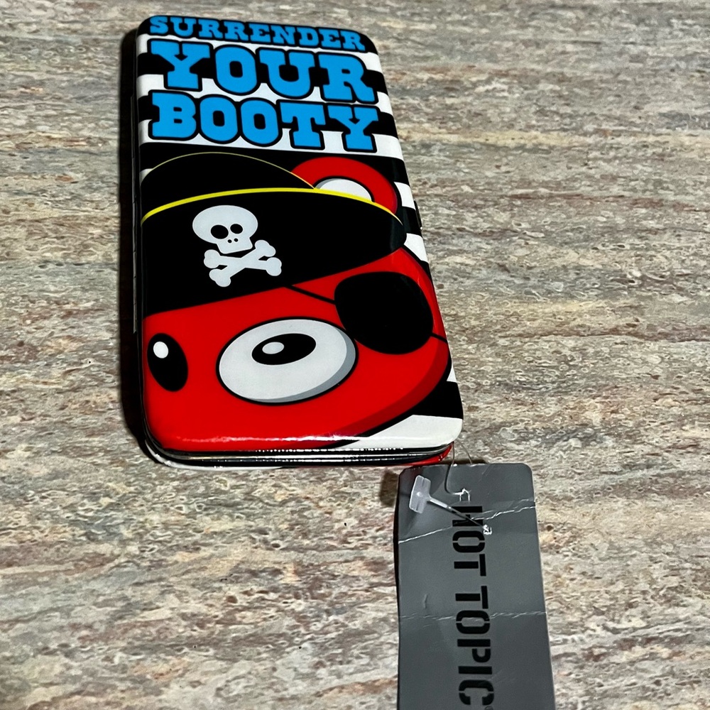 NWT Hot Topic Surrender wallet with skull head